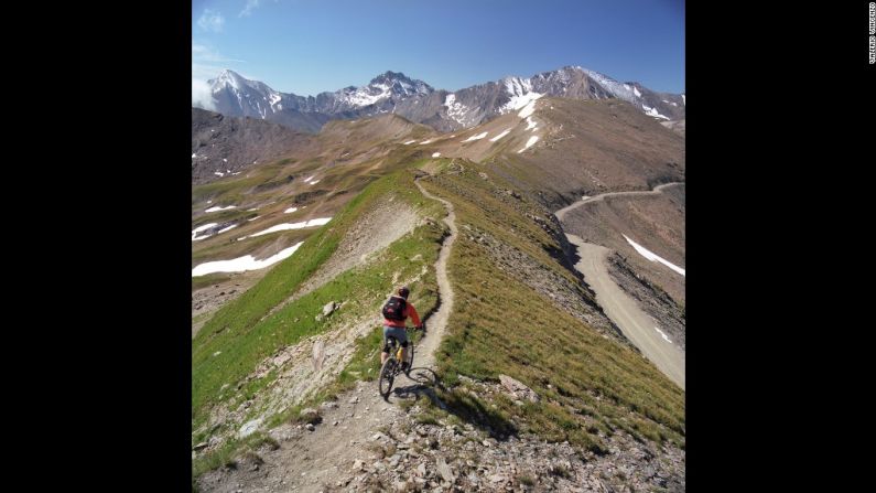 Fronteras de Europa: el fotógrafo italiano Valerio Vincenzo ha pasado ocho años documentando las fronteras invisibles de Europa. Sus escenas pacíficas —como este ciclista que tiene a Suiza a su izquierda y a Austria a su derecha— cuestionan el significado de las fronteras entre países y naciones.