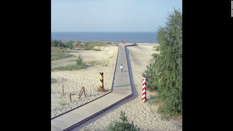 Seebad Heringsdorf, Alemania y Swinoujscie, Polonia (2012): La frontera entre Alemania, a la izquierda, y Polonia, a la derecha, ha estado en su sitio desde finales de la Segunda Guerra Mundial. El Acuerdo de Schengen de 1985 y la creación del Espacio de Schengen 10 años más tarde permiten que las personas puedan viajar libremente a través de 26 países de la UE, algo inconcebible durante la Guerra Fría.