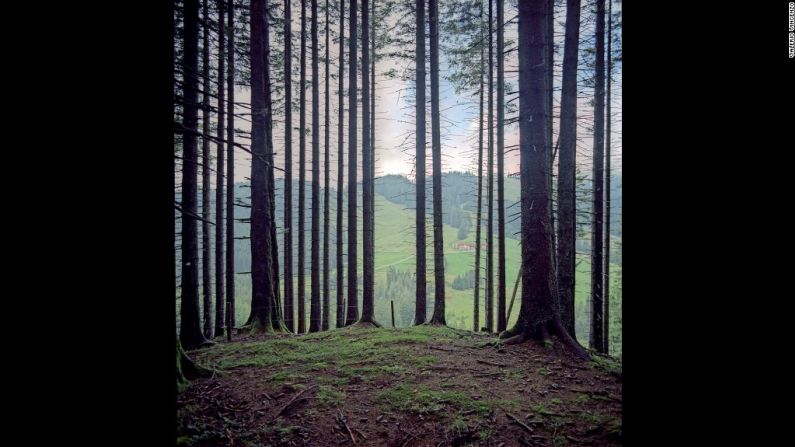 Alemania-Austria (2012): Jungholz es un pueblo de Austria, rodeado por Alemania y conectado con Austria en un solo punto (la frontera tiene la forma de un ocho). Alemania está en el primer plano y Austria al fondo.