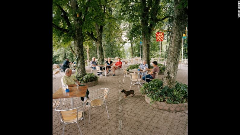 Restaurante Waldheim en Busingen, Alemania (2008): Cuando el dueño descubrió que el área al aire libre de su restaurante estaba dividida en dos, en la frontera entre Alemania y Suiza, decidió hacerlo visible al pintarlo de blanco. Ahora los clientes pueden elegir en qué país quieren sentarse.