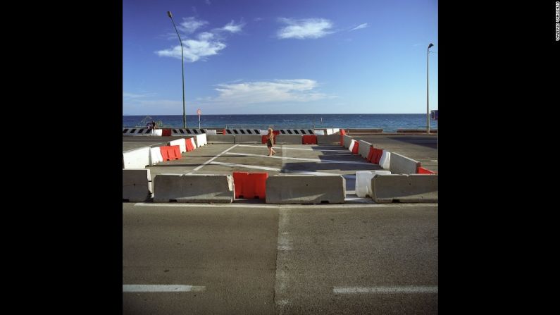 La carretera D6327 entre Menton, Francia, y Grimaldi, Italia (2007): Aquí la frontera entre los dos países es señalada mediante un cambio en la superficie de la carretera... el resultado de que cada país utiliza diferentes empresas de mantenimiento (Italia a la izquierda, Francia, a la derecha).