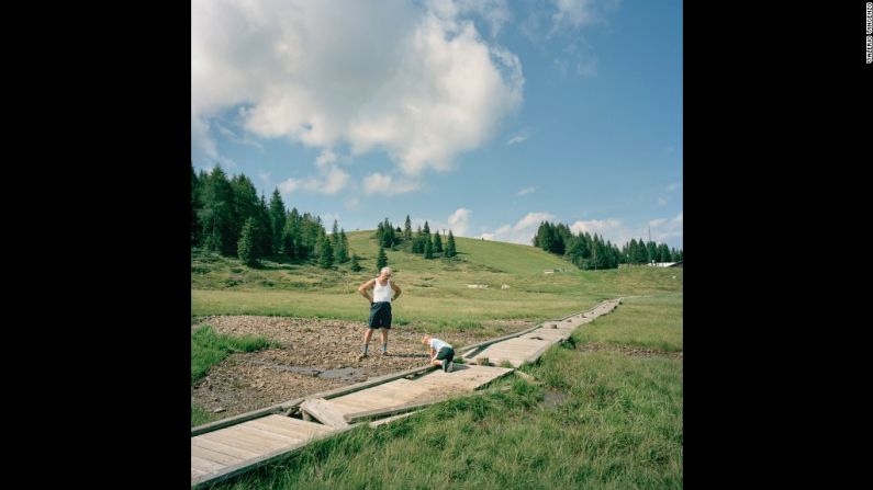 Frontera entre Austria e Italia, paso de montaña Pramollo (2012): Cada agosto, la Fiesta de la Amistad tiene lugar aquí entre las localidades de Pontebba (en Italia, a la izquierda) y Tropolach (Austria).