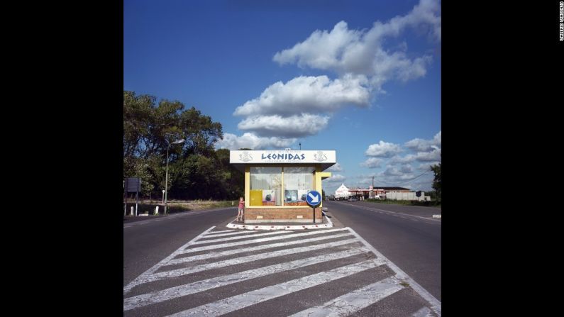 Frontera entre Francia y Bélgica (2007): Esta es la primera fotografía tomada en la serie. Muestra una antigua casa aduanera en Bray Dunes que ha sido convertida en una tienda de dulces. Francia está en el primer plano.