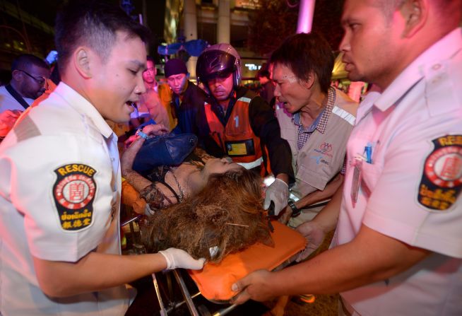 Rescatistas tailandeses trabajan transportando una persona herida después de que una bomba explotó afuera de un altar religioso en el centro de Bangkok este 17 de agosto.