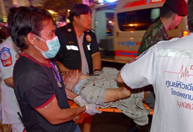 Un grupo de rescatistas lleva un herido de la explosión en Bangkok este 17 de agosto.