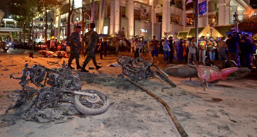 Soldados tailandeses examinan el lugar de la explosión. Según le dijo la policía a CNN, un área cercana al lugar de la explosión permanece cerrado porque hay una bomba activa.