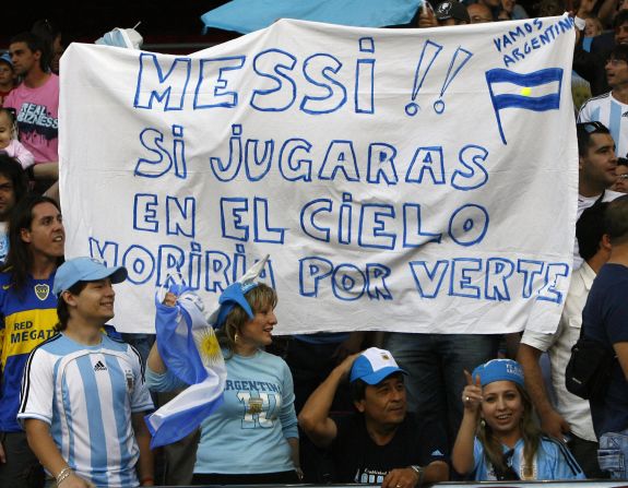 La pancarta de los seguidores de Messi no puede ser más elocuente. Con 'La Pulga' a muerte.