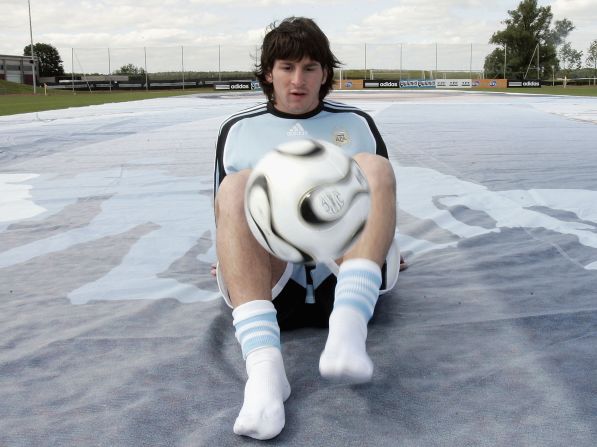 Messi, en la flor de su juventud, dominando el balón.