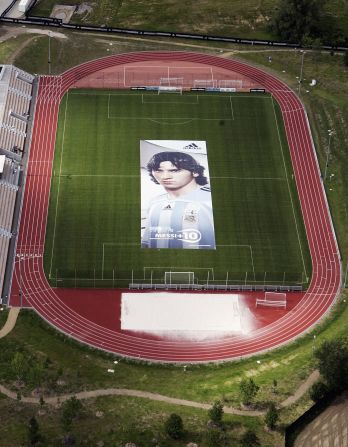 Un cartel de 60 metros por 15 se ve desplegado en un estadio alemán en 2006. Messi ya atraía al mundo.