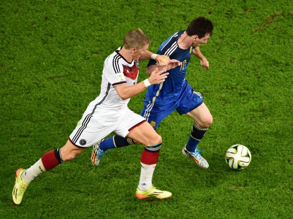 Día triste para Messi. Su equipo perdió la final de la Copa del Mundo ante Alemania. Aquí el argentino disputa un balón con el jugador alemán Schweinsteiger.