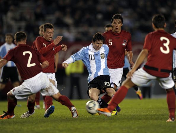 Messi, con la 10, heredada de Maradona. Aquí en una escena típica, en la que un cerco de rivales trata de impedir su accionar.