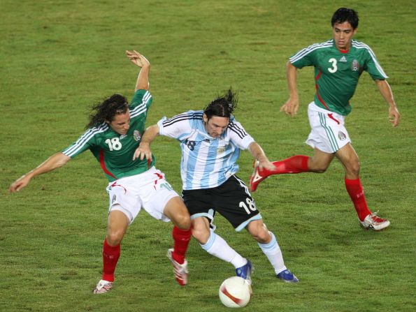 Messi aparece en una jugada en medio de dos jugadores mexicanos, durante la semifinal de la Copa América que se disputó en 2007 en Venezuela. Aún no usaba la número 10.