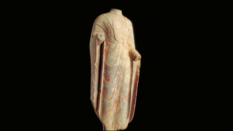 Buda, China, dinastía Qi del Norte (550 - 577), caliza con restos de pintura.