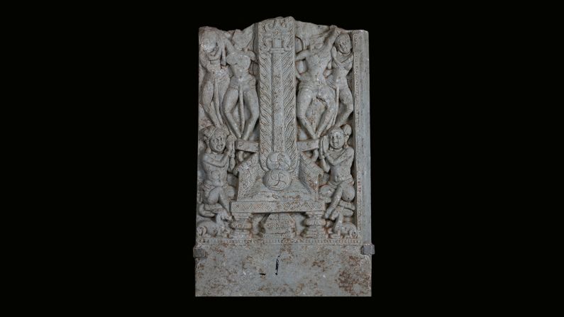 Fragmento de barandilla: adoración de Buda como un pilar de fuego, la India, siglo III, piedra caliza.