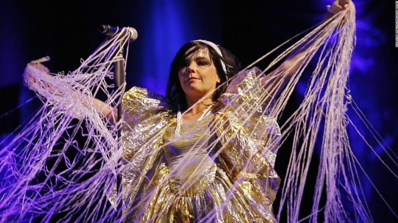 A la cantante islandesa Bjork se le prohibió la entrada a China luego de gritar: "¡Tíbet! ¡Tíbet!," tras interpretar su canción 'Declare Independence' (Declara la independencia) en un concierto que llevó a cabo en Beijing en el 2008. El gobierno chino dijo que ella incumplió con la ley.