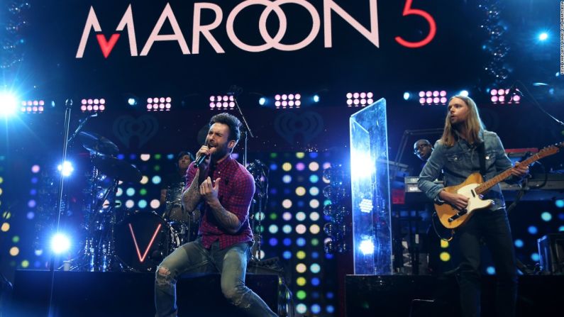 Maroon 5 abruptamente canceló las fechas programadas para su gira en China a principios de este año luego de que el miembro de la banda, Jesse Carmichael, asistiera a un evento en Los Ángeles en celebración del cumpleaños 80 del dalái lama, el líder espiritual tibetano. Él también tuiteó un mensaje de "feliz cumpleaños", junto con una foto. Ambos han sido eliminados desde entonces. El dalái lama fue exiliado luego de un fallido levantamiento contra Beijing hace varias décadas.