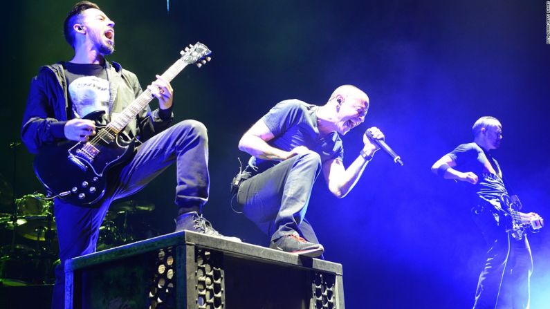 A Linkin Park, una popular banda de rock estadounidense, se le prohibido la entrada en China en el 2011 luego de que sus miembros se fotografiaran con el dalái lama en una conferencia en California.