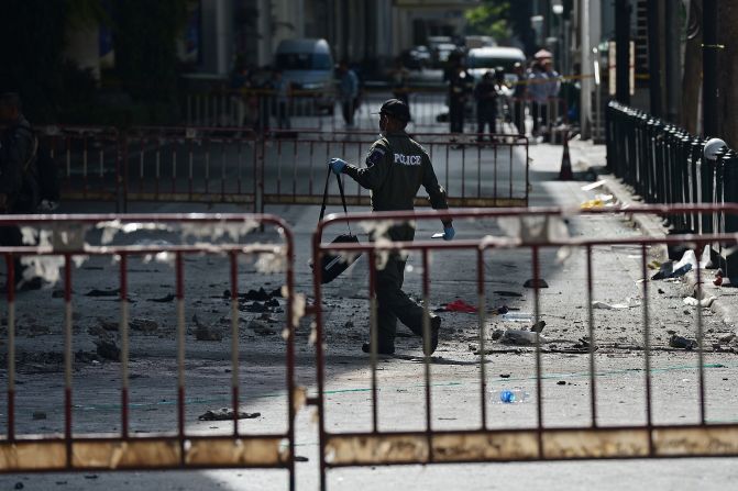 El lugar de la explosión permanecía acordonado este martes (CHRISTOPHE ARCHAMBAULT/AFP/Getty Images).