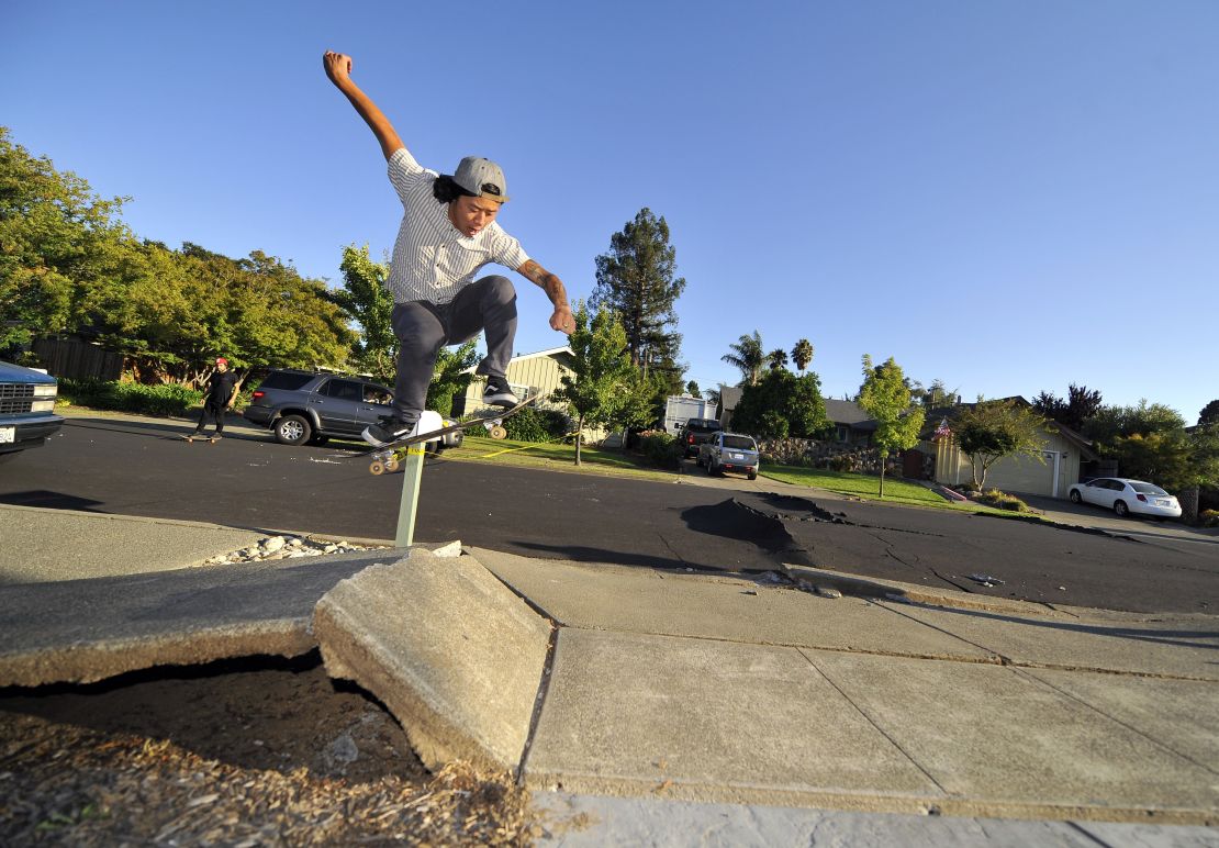 Un joven en su patineta tras el sismo en California en 2014. El gobernador de ese estado Jerry Brown declaró estado de Emergencia por cuenta del sismo que además causó incendios en la región vinícola de Napa.