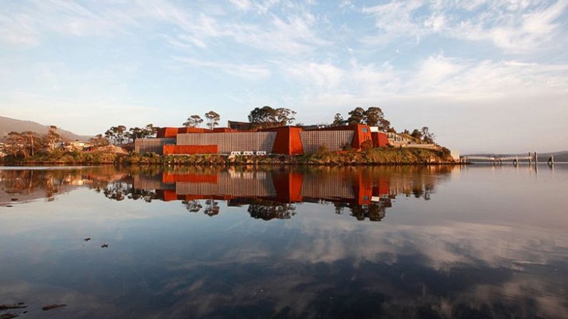 20. Museo del Nuevo y el Viejo Arte (Hobart, Australia) — La institución artística más sobresaliente de Australia logró un lugar en la lista a pesar de tener menos de cinco años. El museo es la obra cúspide del matemático y coleccionista de arte de Tasmania David Walsh que ganó millones perfeccionando algoritmos que le permitieron vencer a los casinos.