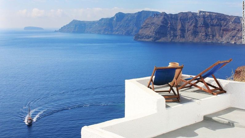 18. Santorini (Grecia) — Recién casados y personalidades del Jet Set pueden haber disparado los costos en la isla más popular de Grecia, sin embargo las vistas sobre la caldera del volcán, especialmente en los atardeceres, no tienen precio.