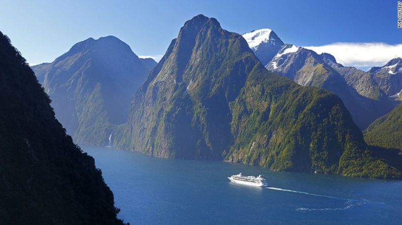 17. Parque Nacional de Fiordland (Nueva Zelanda) — Tallada por glaciales antiguos y dividido por imponentes acantilados que cuentan con innumerables cascadas, Fiordland es uno de los más sobresalientes entre otra docena de parques naturales en Nueva Zelanda.