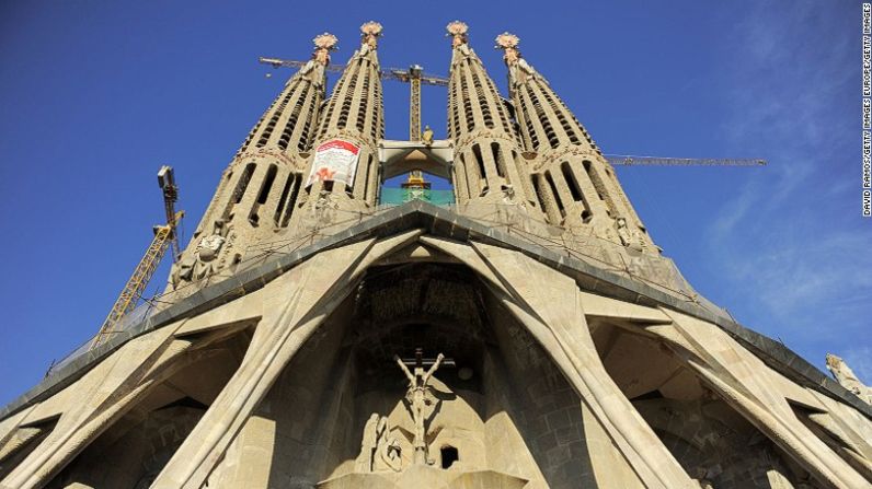 16. La Catedral de la Sagrada Familia (Barcelona) – La construcción de la monumental obra de Gaudi comenzó hace 130 años. Todavía le faltan décadas para terminarse, pero la Sagrada Familia está considerada una de las principales atracciones del mundo.