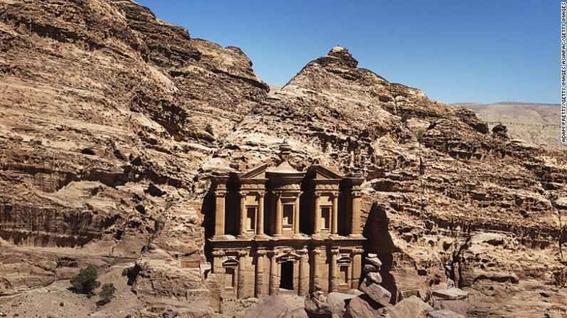 13. Petra (Jordania) – Conocido por muchos por las escenas finales de la película de Indiana Jones, la ciudad de piedra fue tallada hace más de 2.300 años.