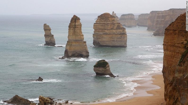 12. Los Doce Apóstoles (Australia) – Este lugar en Victoria son pináculos erosionados por el viento y el agua. Aunque solo hay 8 a la vista, estas rocas atraen a 2 millones de visitantes al año.