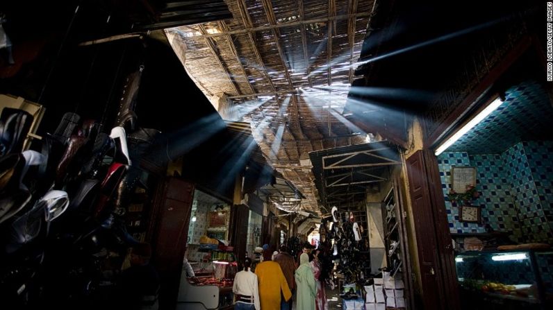 11. Fez Medina (Fez, Marruecos) Originalmente construida en el siglo IX, la medina de Fez es una red intrincada de callejones demasiado angostos para los carros. Los 100.000 residentes de la medina navegan las calles en burros y mulas.