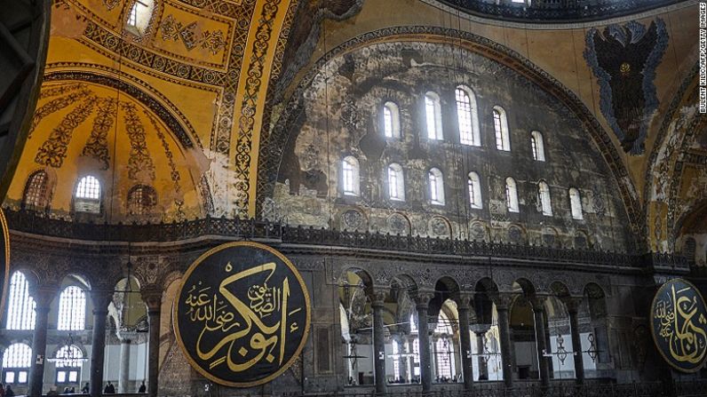 10. Aya Sofía (Estambul) — La hermosa Aya Sofía tiene 1500 años de antigüedad y es a la vez iglesia, mezquita y museo en la ciudad de Estambul.