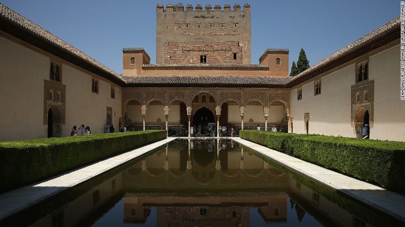 9. Alhambra (Granada, España) — “El complejo del Palacio que domina la vista de Granada en España, es además el más refinado ejemplo del arte Islámico en cualquier lugar del mundo”, asegura LP.