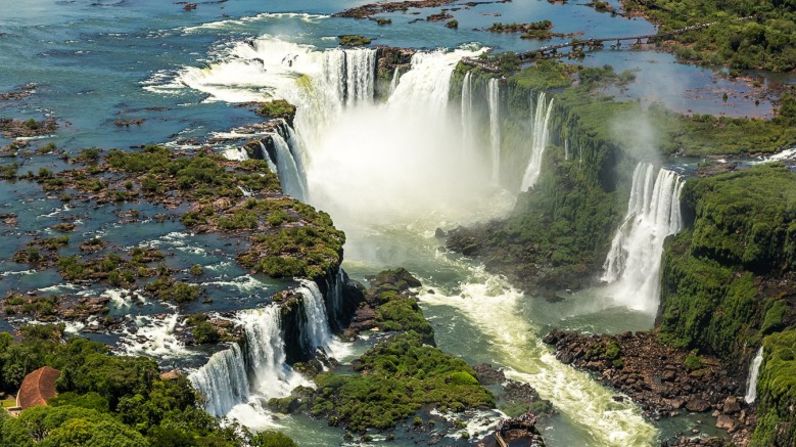 8. Cataratas de Igauzú (Argentina/Brasil) — Un asombroso espectáculo de 275 saltos que caen sobre más de una milla de naturaleza en la frontera entre Brazil y Argentina. Iguazú significa “Agua Grande”, un nombre que se le queda corto.