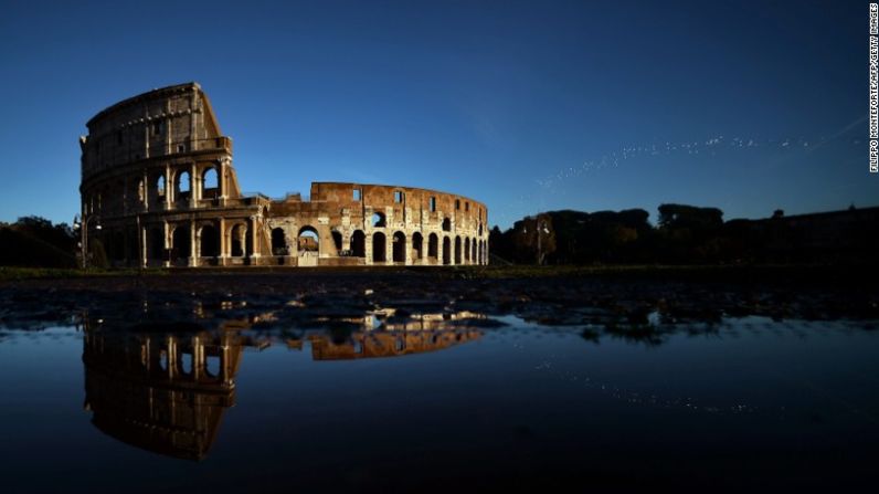 7. Coliseo (Roma, Italia) — “La vista del coliseo de más de 50 mil asientos es una de las más emocionantes de toda Roma, y un monumento a la crudeza y al poder implacable, que puede sentir aún hoy quien pise este lugar”, dice Lonely Planet.