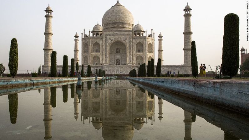 5. Taj Mahal (Agra, India) — Es difícil no tener este gran monumento en la lista de los mejores lugares. El Taj Mahal fue construido en 1643 por el emperador Shah Jahan en memoria de su tercera esposa, Mumtaz Mahal.