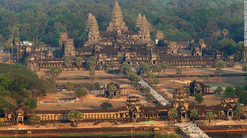 1. Angkor (Siem Reap, Camboya) — Según Lonely Planet el impresionante complejo de templos de Camboya ganó la batalla de los mejores lugares del planeta y se ubica en el top de destinos gracias a una “victoria aplastante” de votos por parte de los viajeros.