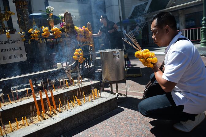 Un hombre reza en la reapertura del templo (CHRISTOPHE ARCHAMBAULT/AFP/Getty Images).