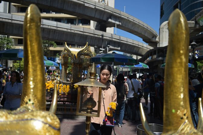 El santuario Erawan es un sitio turístico muy popular y se asienta en una concurrida intersección cerca de un gran centro comercial (CHRISTOPHE ARCHAMBAULT/AFP/Getty Images).