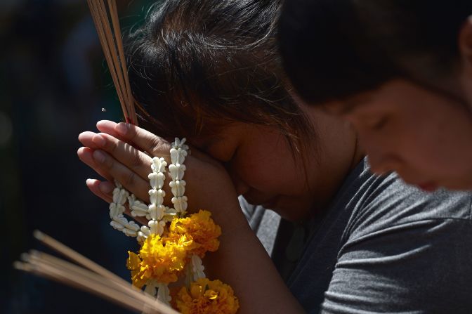 Las familias de las víctimas del atentado en Bangkok se reunieron en el santuario de Erawan, que reabrió sus puertas.