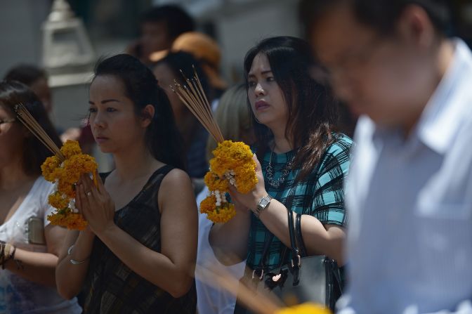 Parientes afligidos ofrecieron incienso y flores, llorando por sus pérdidas.