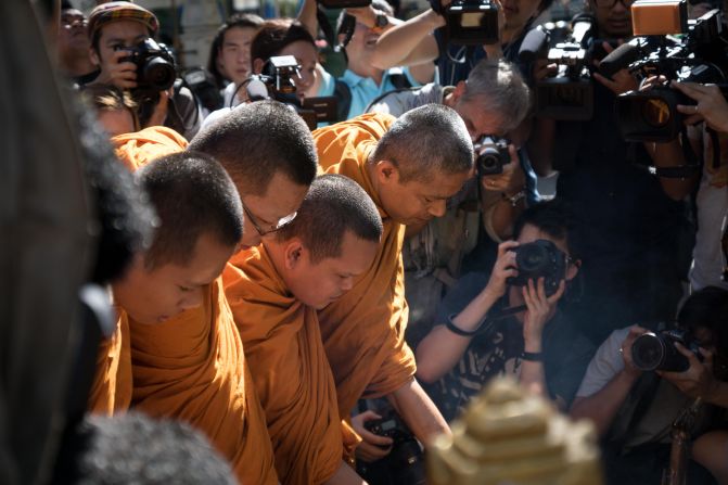 Monjes con túnicas naranjas cantaron oraciones para ayudar a liberar las almas de los fallecidos.