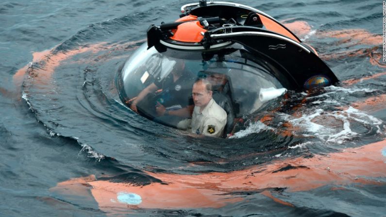 El presidente ruso Vladimir Putin se sumergió en el Mar Negro desde el puerto de Sevastopol para revisar los restos y reliquias de un barco Bizantino el 17 de agosto de 2015. La visita de Putin generó molestia en Kiev.