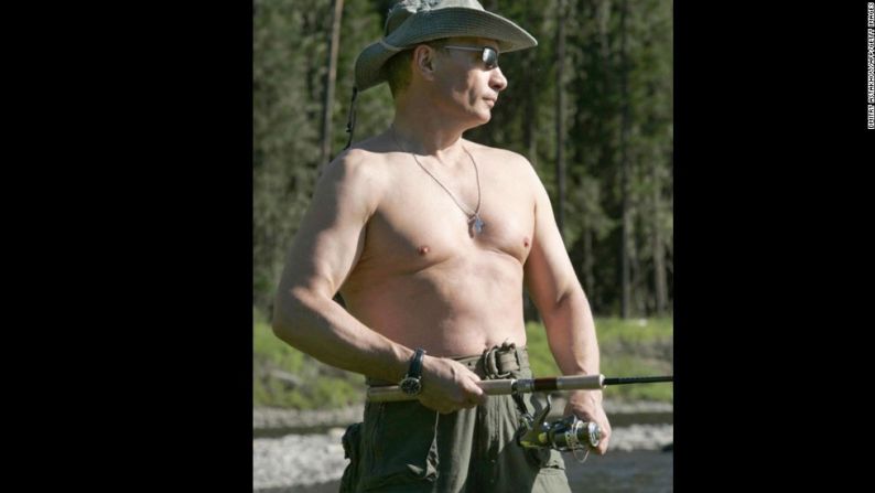 Putin, sin camisa, pesca en las aguas del río Yenisei en Tuva el 13 de agosto de 2007.