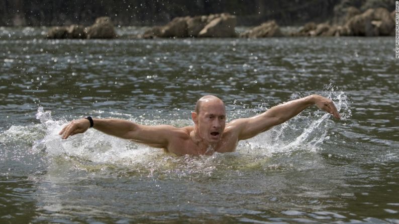 Putin nada al estilo mariposa durante sus vacaciones de 2009 en el pueblo de Kyzyl al sur de Siberia.