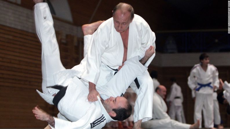 Conocido por su amor por las artes marciales, Putin lanza a un competidor por los aires durante una sesión de judo en San Petersburgo el 18 de diciembre de 2009.