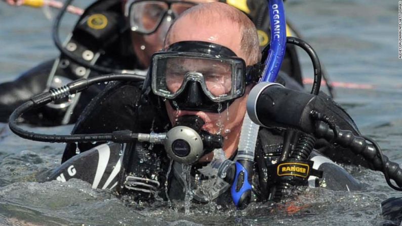 Putin se sumerge en un lugar arqueológico en Phanagoria el 10 de agosto de 2011.