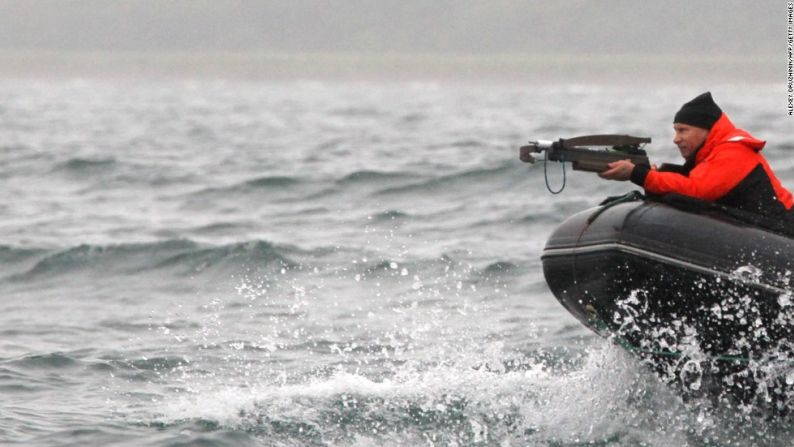 El presidente ruso apunta a un ballena con una ballesta para tomar una parte de su piel para ser analizada. Bahía de Olga, agosto 25 de 2010.