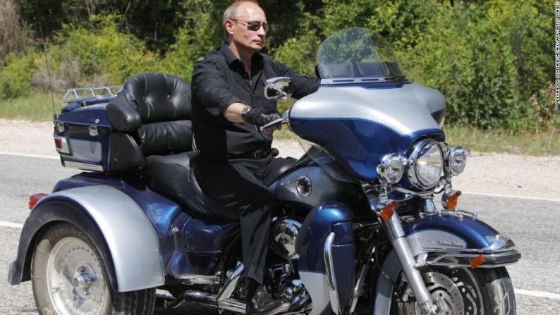 Putin va en una Harley-Davidson a una convención internacional de motociclistas en el sur de Urania el 14 de julio de 2010.