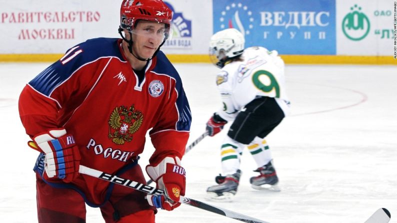 Putin hace parte de una sesión de entrenamiento de jóvenes jugadores de hockey antes de la final del torneo “Golden Puck”, en Moscú el 15 de abril de 2011.