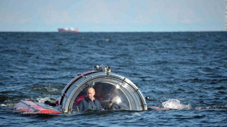 Putin se sumerge a bordo del Sea Explorer 5 cerca de la isla de Gogland en el golfo de Finlandia el 15 de julio de 2013.